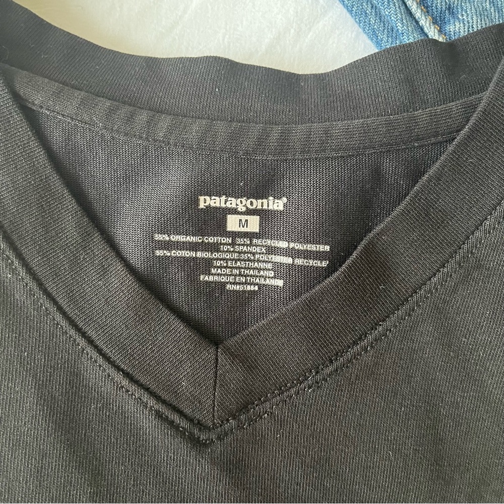 Patagonia Black Vneck Women Short‎ Sleeve Size Medium - Picture 2 of 4